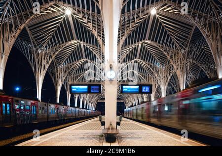 LISSABON, PORTUGAL - 4. FEBRUAR 2019: Moderner Bahnhof des gare do oriente in lissabon (portugal), gebaut von santiago calatrava, nachts mit Passe Stockfoto