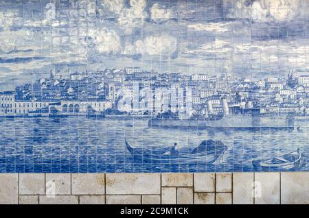 LISSABON, PORTUGAL - 2. FEBRUAR 2019: Panorama von Lissabon in traditionellen Azulejos Kunst in Alfama Stadtteil von Lissabon, Miraduro de Lanta Luzia, Portugal, w Stockfoto