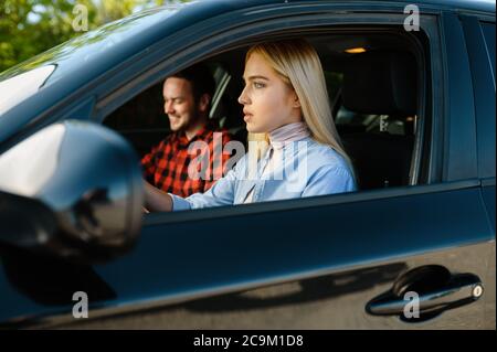 Schüler und Lehrer im Auto, Fahrschule Stockfoto