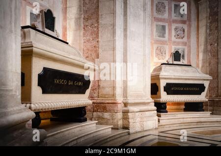 LISSABON, PORTUGAL - 2. FEBRUAR 2019: Detail des Marmor-Kenotaphs von Vasco da Gama und Alfonso de Albuquerque im portugiesischen nationalen Pantheon, Lissabon Stockfoto