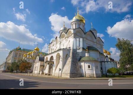 Alte Erzengel-Kathedrale an einem sonnigen augustmorgen. Moskauer Kreml, Russland Stockfoto