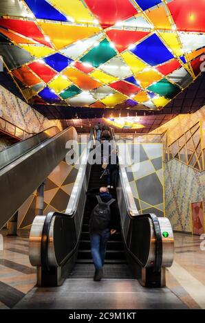 LISSABON, PORTUGAL - 2. FEBRUAR 2019: Berühmte, schöne und farbenfrohe Haupthalle und Rolltreppe der U-Bahn-Station Olaias in Lissabon, Portugal, ON Stockfoto