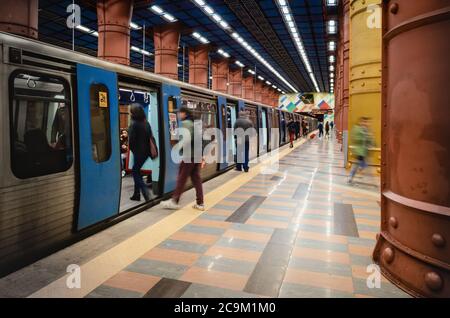 LISSABON, PORTUGAL - 2. FEBRUAR 2019: Berühmte, schöne und bunte Plattform der U-Bahn-Station Olaias in Lissabon, Portugal, am 2. februar 20 Stockfoto