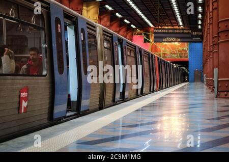 LISSABON, PORTUGAL - 2. FEBRUAR 2019: Berühmte, schöne und bunte Plattform der U-Bahn-Station Olaias in Lissabon, Portugal, am 2. februar 20 Stockfoto