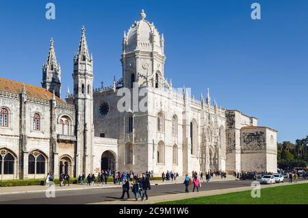 LISSABON, PORTUGAL - 3. FEBRUAR 2019: Menschen am Eingang der Kirche Santa Maria de Belem und im Kloster Jeronimos in Lissabon, Portugal, am febr. Stockfoto