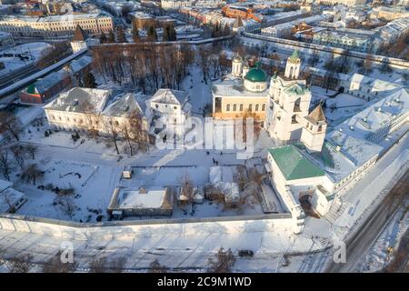 Über dem Spaso-Preobraschenski Kloster am Januartag (Luftaufnahme). Jaroslawl, Goldener Ring Russlands Stockfoto