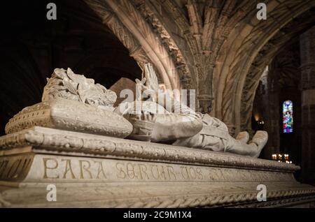 LISSABON, PORTUGAL - 3. FEBRUAR 2019: Kirche Santa Maria von Belem im Kloster Jeronimos, Lissabon, Portugal, am 3. februar 2019. Das Grab von Luis de Cam Stockfoto