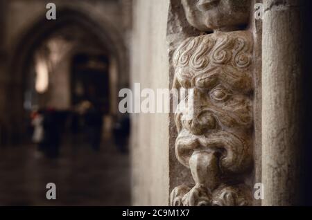 LISSABON, PORTUGAL - 3. FEBRUAR 2019: Kirche Santa Maria von Belem im Kloster Jeronimos, Lissabon, Portugal, am 3. februar 2019. Detail der Manue Stockfoto