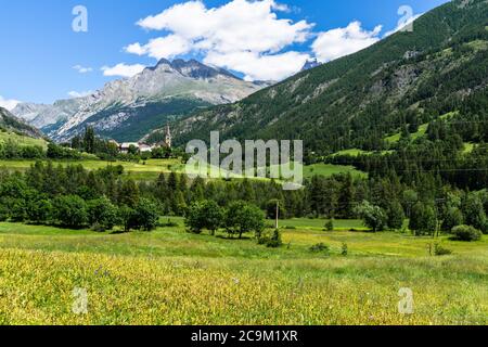 Das malerische Dorf Saint-Paul-sur-Ubaye, umgeben von der wunderschönen Landschaft der französischen Alpen Stockfoto