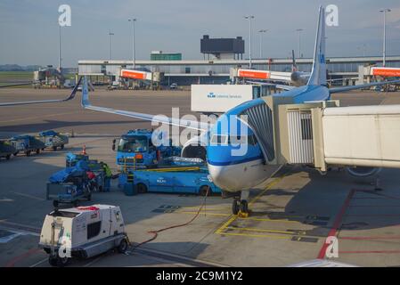 AMSTERDAM, NIEDERLANDE - 17. SEPTEMBER 2017: Die Boeing 737 von Air France-KLM bereitet sich auf den Abflug am Flughafen Schiphol an einem sonnigen Tag vor Stockfoto