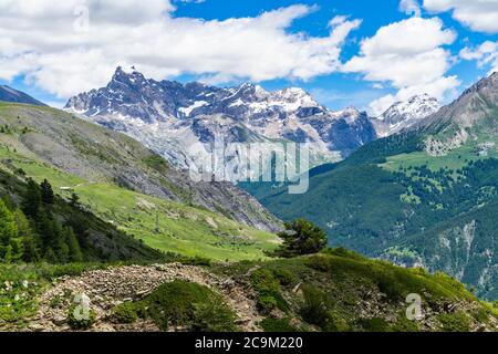 Die Bergkette des Brec de Chambeyron von der Straße hinauf zum Col de Vars gesehen Stockfoto