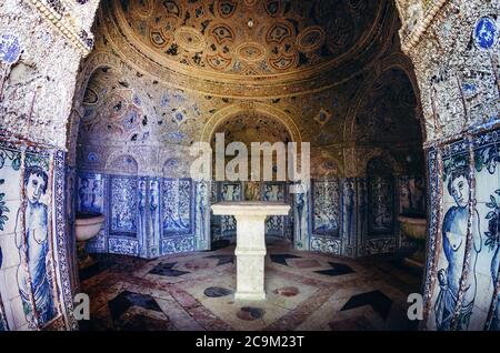 LISSABON, PORTUGAL - 6. FEBRUAR 2019: Kleine Kapelle mit bemalten Fliesen und Muscheln in den Gärten des Palastes der Marquisses de Fronteira i bedeckt Stockfoto