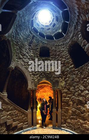 SINTRA, PORTUGAL - 5. FEBRUAR 2019: Blick von unten auf den berühmten Initiationsbrunnen der Quinta da Regaleira, freimaurerische Wendeltreppe der romantischen Zeit Stockfoto