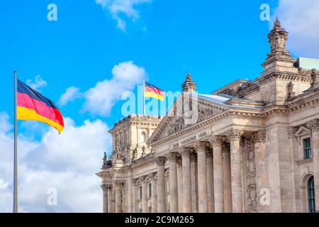 Reichstagsgebäude und deutsche Flaggen in Berlin Stockfoto
