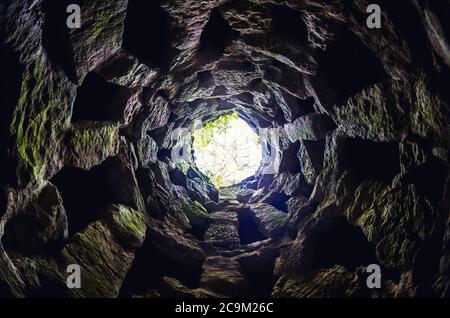 SINTRA, PORTUGAL - 5. FEBRUAR 2019: Der berühmte unvollendete Initiationsbrunnen der Quinta da Regaleira, freimaurerischer invertierter Turm der romantischen Zeit in Si Stockfoto