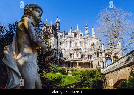 Sintra, Portugal - 5. Februar 2019: Der berühmte Palast von Quinta da Regaleira, Freimaurersitz und Park der romantischen Zeit in Sintra, Portugal, am febr. Stockfoto