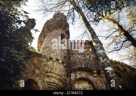 Sintra, Portugal - 5. Februar 2019: Der Regaleira Tower in Quinta da Regaleira, Freimaurersitz und Initiatikpark der romantischen Zeit in Sintra, Portu Stockfoto