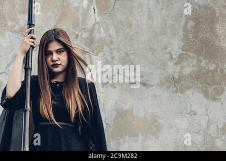 Portrait Frau Teufel Geist Dämon Kostüm Horror und beängstigend sie hält Reaper, Happy Halloween Tag Konzept Stockfoto