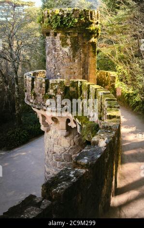 Sintra, Portugal - 5. Februar 2019: Der Turm am Eingang der Wächter in Quinta da Regaleira, Freimaurersitz und Initiatikpark der romantischen Zeit in S Stockfoto