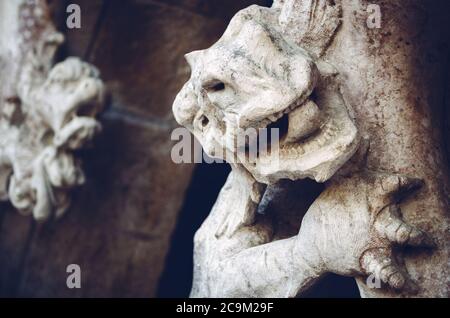 Sintra, Portugal - 5. Februar 2019: Drachendetail auf dem Portal der Wächter in Quinta da Regaleira, Freimaurergut und Initiatikpark der romantischen ag Stockfoto