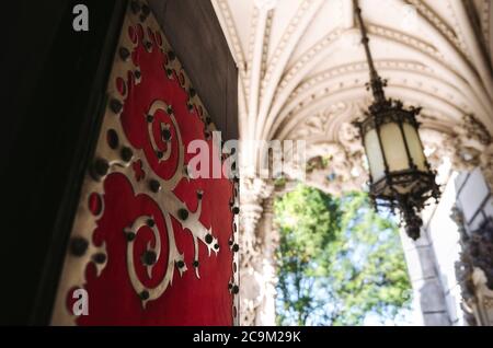 Sintra, Portugal - 5. Februar 2019: Eingangstüren im Quinta da Regaleira Palace, Freimaurersitz und Initiatikpark der romantischen Zeit in Sintr Stockfoto