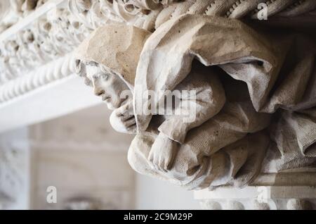 Sintra, Portugal - 5. Februar 2019: Kamindetail mit Kapuzenfigur in Quinta da Regaleira Palace, Freimaurersitz der Romantik in Sintra, P Stockfoto