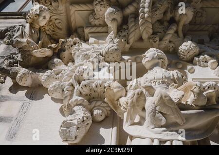 Sintra, Portugal - 5. Februar 2019: Balkondetail mit Kinderfiguren, die Tauben füttern in Quinta da Regaleira Palace, Freimaurersitz des Romantikers Stockfoto