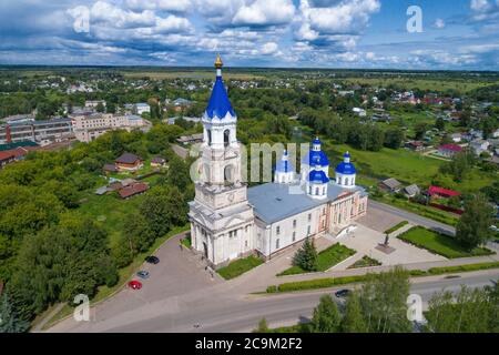 Die alte Auferstehungskathedrale im Stadtbild an einem Julitag (Luftaufnahme). Kaschin, Russland Stockfoto