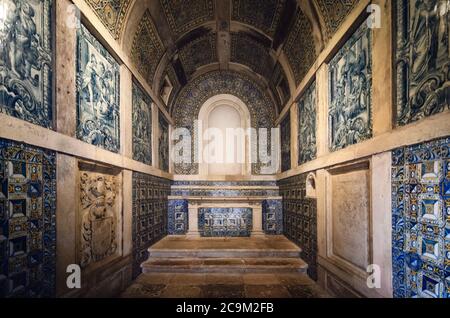 TOMAR, PORTUGAL - 31. JANUAR 2019: Kleine Kapelle mit Azulejos bedeckt, traditionelle blau bemalte Fliesen, im Kloster christi, alten templer stark Stockfoto