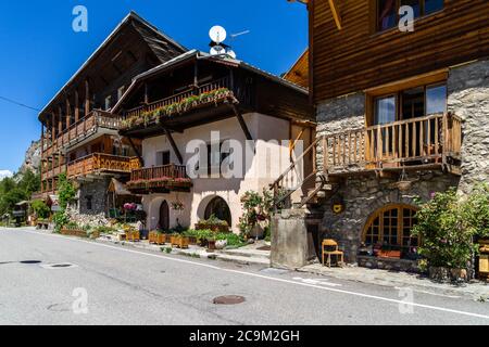 Ein alpines Dorf mit typischen Holzhäusern an der Straße zum Col de Vars. Vars, Hautes-Alpes, Frankreich, Juli 2020 Stockfoto