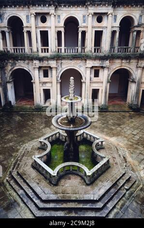 TOMAR, PORTUGAL - 31. JANUAR 2019: Detail des Renaissance-Kreuzgangs des Klosters christi, alte tempelburg und Kloster in Tomar, Po Stockfoto