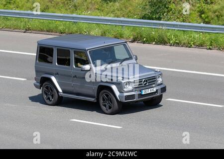 2017 Silber SUV Mercedes-Benz G 350 4matic D Auto; Fahrzeug Verkehr Moving Vehicles, Autos fahren Fahrzeug auf britischen Straßen, Motoren, Fahren auf der Autobahn M6 Autobahnnetz. Stockfoto