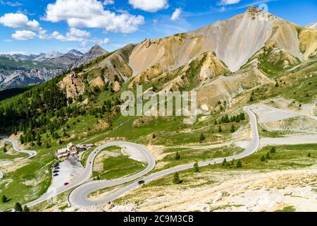 Die malerische Serpentinenstraße, die zum Col d'Izoard (2360), einem der berühmtesten Pässe der Tour de France, hinaufsteigt Stockfoto