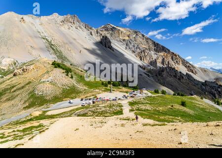 Der Gipfel des Col d'Izoard (2360 m), ein Pass, der Briancon im Norden mit dem Guil-Tal in Queyras, Frankreich, verbindet Stockfoto