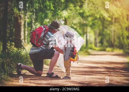 Vater und Sohn gehen, Camping mit Zelt in der Natur Stockfoto