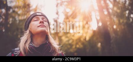 Junge Frau wandern und gehen Camping in der Natur Stockfoto