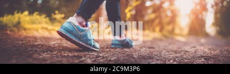 Junge Frau wandern und gehen Camping in der Natur Stockfoto