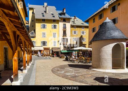 Briancon, Hautes-Alpes, Frankreich, Juli 2020 – EIN kleiner Platz im historischen Zentrum von Briancon, eine berühmte befestigte Stadt und die höchste Stadt Frankreichs Stockfoto