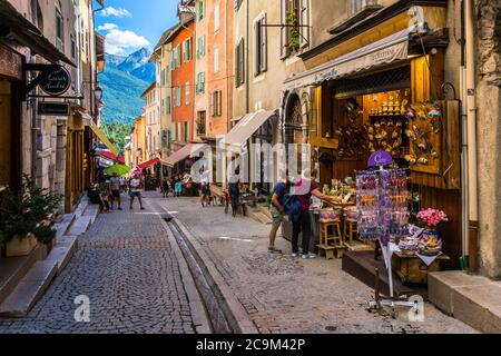 Briancon, Hautes-Alpes, Frankreich, Juli 2020 – Touristen im Souvenirshop in Briancon, einer wunderschön erhaltenen ummauerten Stadt und der höchsten Stadt Frankreichs Stockfoto