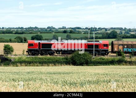 DB Class 66 Diesel Lok No. 66135 zieht einen Cargowagon Zug auf der West Coast Main Line, Northamptonshire, UK Stockfoto