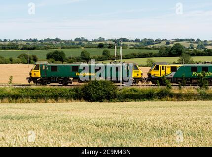 Freightliner Klasse 90 elektrische Lokmotive Nr. 90041 und 90049 an der West Coast Main Line, Northamptonshire, England, UK Stockfoto