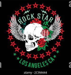 Vektor-Design für T-Shirt eines Totenschädels mit weißen Flügeln und roten Rosen, mit einem Kreis von roten Sternen und grünen Buchstaben auf schwarzem Hintergrund. Stock Vektor