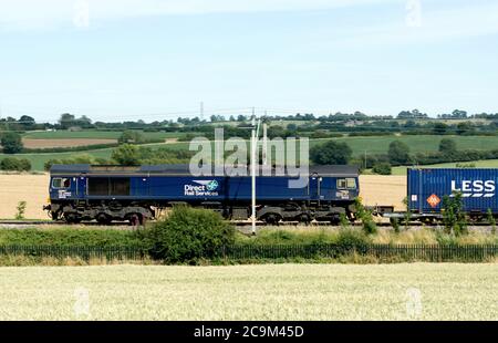 Direct Rail Services Baureihe 66 Diesel Lok No. 66426 zieht einen Containerzug auf der West Coast Main Line, Northamptonshire, UK Stockfoto