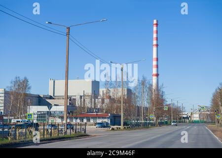 SOSNOVY BOR, RUSSLAND - 03. MAI 2020: Sonniger Tag im Mai auf der Autobahn Koporskoe. Blick auf die Gebäude des Kernkraftwerks Leningrad Stockfoto