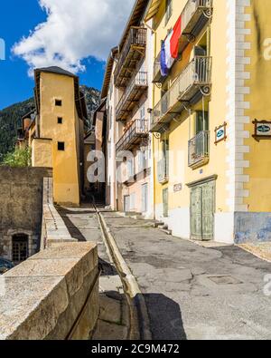 Eine steile und schmale Gasse mit bunten traditionellen Häusern in Briancon Altstadt, Hautes-Alpes, Frankreich Stockfoto