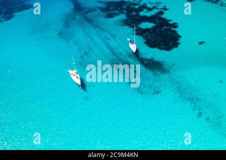 Wunderschönes Kroatien. Luftaufnahme der azurblauen türkisfarbenen Lagune am Strand von Sakarun auf der Insel Dugi Otok, Kroatien, Yachten im klaren Meerwasser verankert. Stockfoto