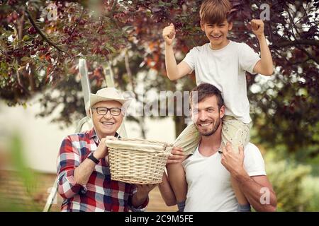 Glückliche Familie posiert im Garten an einem schönen Tag Stockfoto