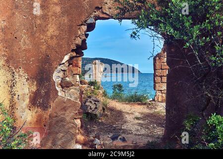 Panorama des Meeres durch ein zerstörtes Haus gesehen Stockfoto