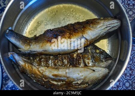 Topf mit geröstetem Fisch Stockfoto