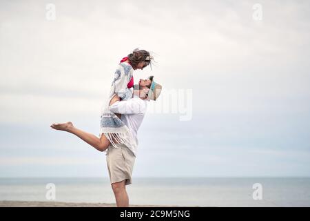 Teilen zärtliche Momente.Junge glückliche Paar in einer Umarmung am Strand. Stockfoto